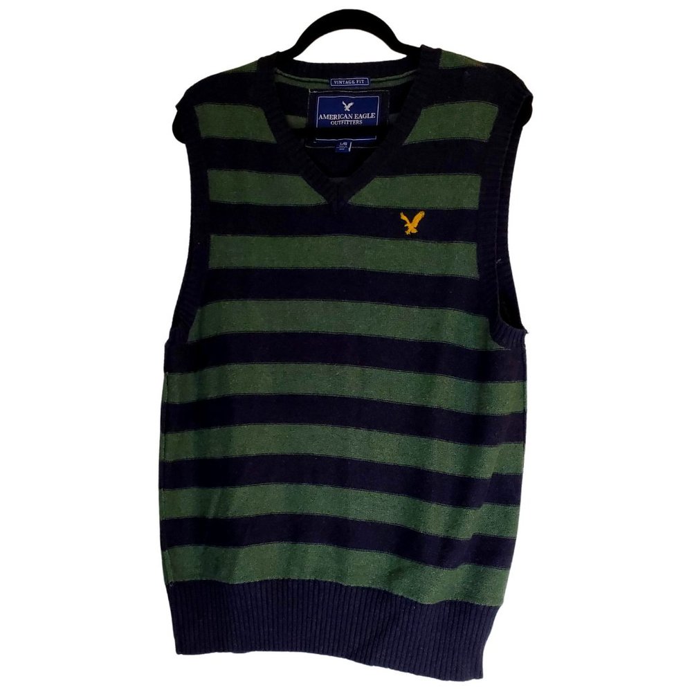 American Eagle men’s sweater vest vintage fit.